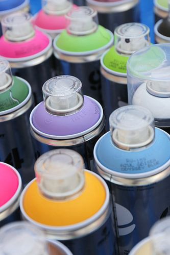 Verschillende kleuren graffiti spuitbussen