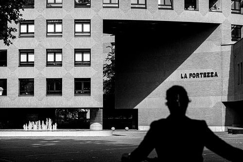 Silhouet bij gebouw La Fortezza in Maastricht