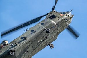Royal Air Force Chinook in actie tijdens airshow. van Jaap van den Berg