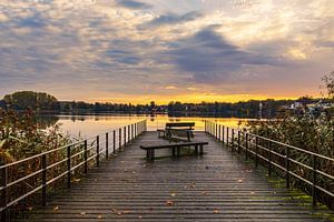 Sonnenaufgang und Steg am Haussee in der Stadt Feldberg
