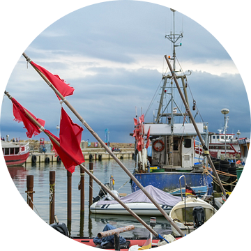 Rode vlaggen en vissersboten aan de kade in de haven van Sassnitz op het eiland Rugen in de Oostzee  van Maren Winter