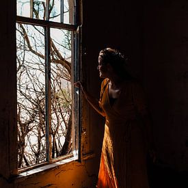 Femme devant la fenêtre de la ville fantôme Kolmanskop sur Maartje Kikkert