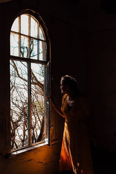 Vrouw voor raam van spookstad Kolmanskop van Maartje Kikkert