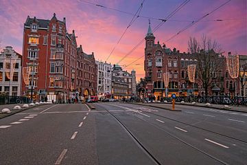 Stadsgezicht vam Amsterdam in Nederland bij zonsondergang van Eye on You