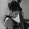 Portrait en noir et blanc d'une violoncelliste sur Lauren Wilde