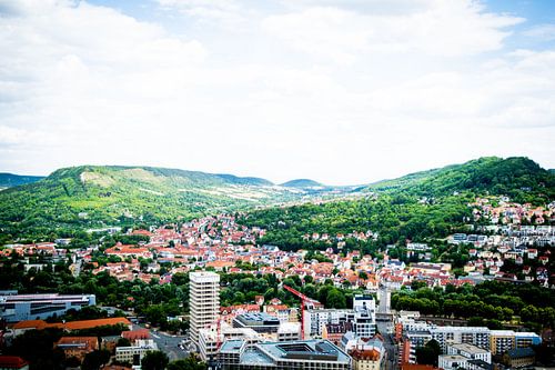Lebendiges Stadtbild Grüne Hügel