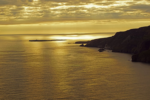 zonsondergang bij de kliffen van Slieve League in Ierland