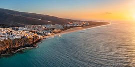 Village sur une falaise au lever du soleil sur Markus Lange