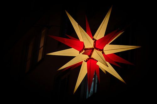 Étoile de Noël en papier devant une maison à Magdebourg