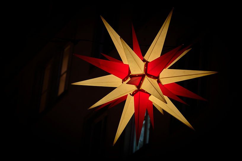 Weihnachtsstern aus Papier vor einem Haus in Magdeburg von Heiko Kueverling