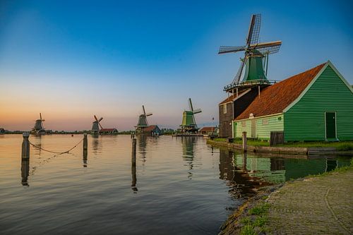 Zaanse Schans windmolens tijdens een zomerse zonsondergang in Holland