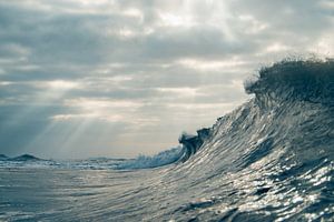 Umkippende Welle mit Jakobsleiter im Hintergrund am Nordseestrand von Terschelling von Alex Hamstra