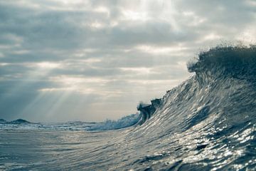 Umkippende Welle mit Jakobsleiter im Hintergrund am Nordseestrand von Terschelling von Alex Hamstra