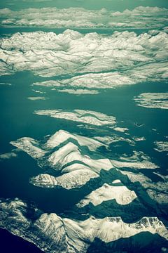 Noorwegen tijdens de winter vanuit de lucht met besneeuwde bergen van Sjoerd van der Wal