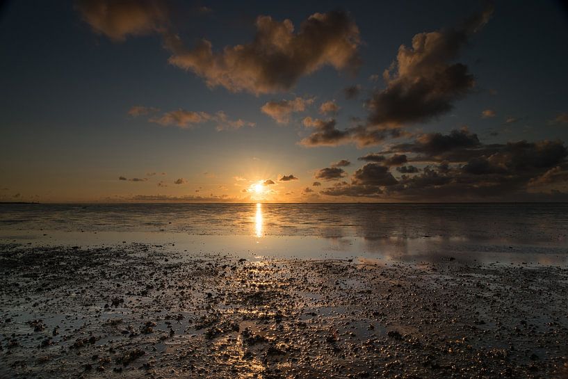 Prachtige zonsondergang boven de Waddenzee van Patrick Verhoef