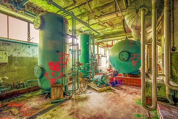 Tanks in einer verlassenen Fabrik von Marcel Hechler