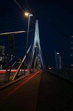 De Erasmusbrug in Rotterdam in de nacht van Robin Bergenhenegouwen