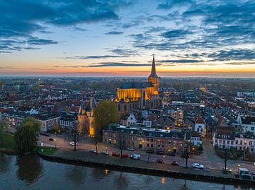 Kampen aan de oevers van de IJssel tijdens zonsondergang