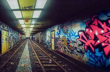 Graffiti an einer unterirdischen U-Bahn Wand, Illustration von Animaflora PicsStock