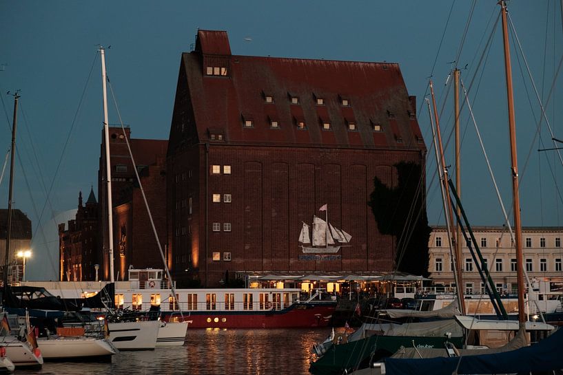 Avondsfeer met baksteenarchitectuur in Stralsund van NZME Photography