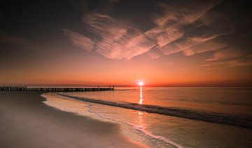 Sonnenuntergang am Strand von Arjen Hartog