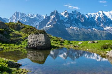 Weerspiegeling bij de Mont Blanc in de Franse Alpen van Linda Schouw