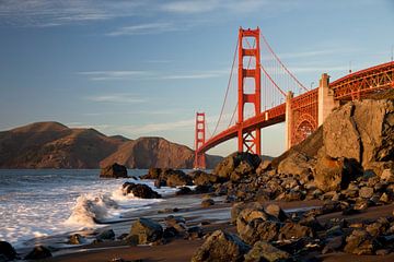 De Golden Gate Bridge in San Francisco, Californië van Peter Schickert