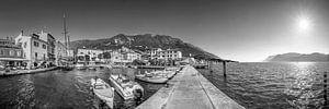 Hafen von Malcesine am Gardasee in schwarzweiss von Manfred Voss, Schwarz-weiss Fotografie