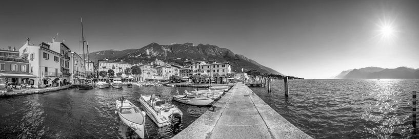 Port de Malcesine sur le lac de Garde en noir et blanc par Manfred Voss, Photographie Noir et Blanc
