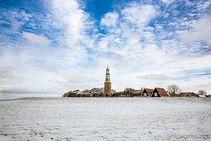 Die Stadt Hindelopen, fotografiert vom IJsselmeer auf einem verschneiten Damm. Wout Kok One2expose