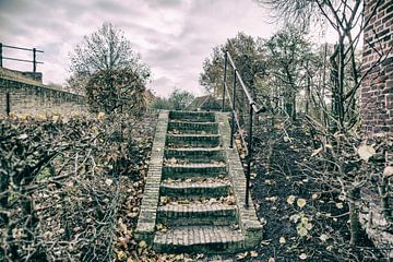 oude stenen trap in Sloten friesland