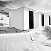 Plage de la mer du Nord avec maisons de vacances en noir et blanc sur eric van der eijk
