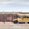 Schoolbus in western straat in Raymond, Alberta, Canada van Jochem Oomen