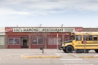 Schoolbus in western straat in Raymond, Alberta, Canada