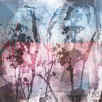 Moderne abstracte botanische kunst in pastelkleuren. Blauwe en roze bloemen. van Dina Dankers