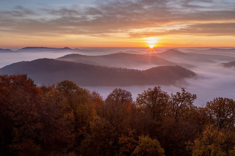 Zonsopkomst boven het Pfaltzerwald in Duitsland van Paul Begijn