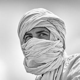 Ein Berber beim Moussem de Tantan in Marokko von Ron van der Stappen