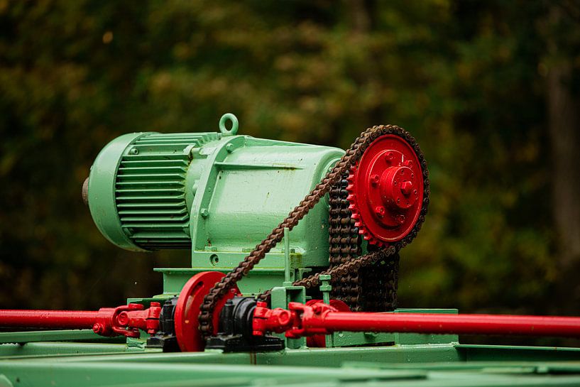 Elektromotor in het bos ( Waterloopbos ) van Wouter van Agtmaal