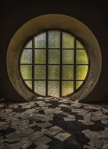 raam in verlaten kerk