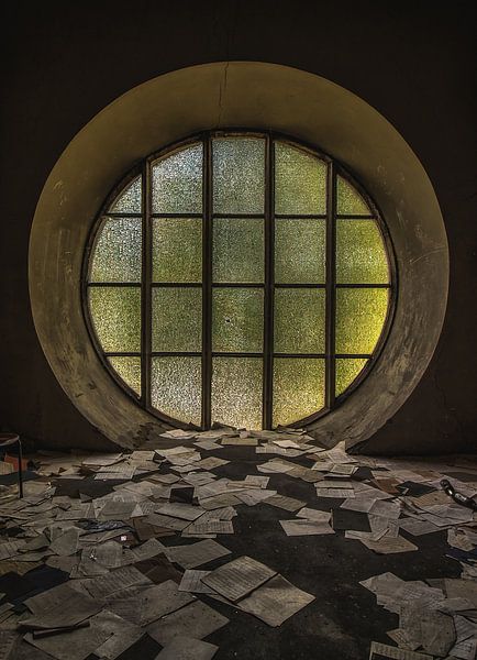 Fenster in verlassener Kirche von Ivana Luijten