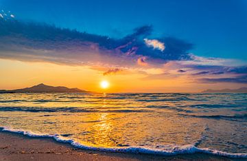Crépuscule idyllique sur la plage avec une douce vague d'eau de mer. sur Alex Winter