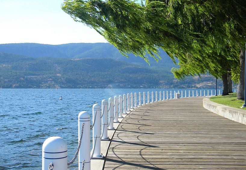 Promenade in Kelowna van Nadia Houtzager