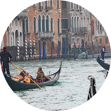 Gondeltocht op het Canal Grande in Venetië van t.ART