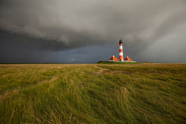 Conditions météo dramatiques au phare de Westerhever sur Jiri Viehmann