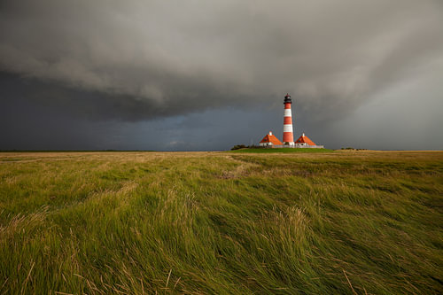 Dramatisch weer bij de vuurtoren van Westerhever