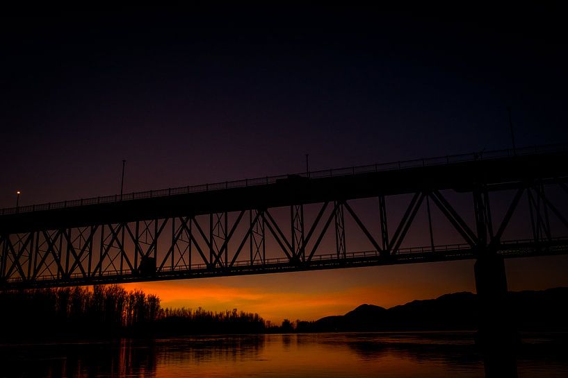 De brug over de Fraser River van Theo van Woerden