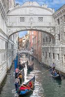 Gondeliers voor de Brug der Zuchten in Venetië