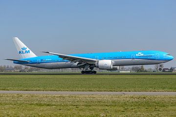 Landing van KLM Boeing 777-300, registratie PH-BVO. van Jaap van den Berg