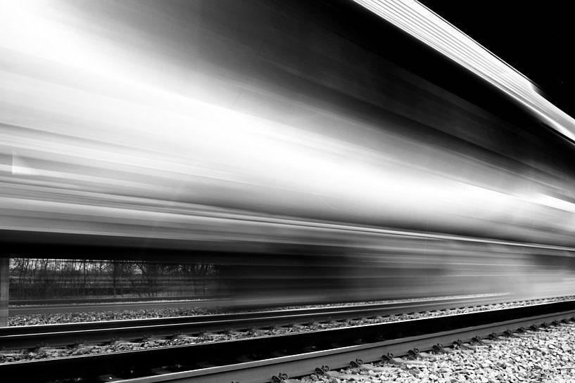 Train à grande vitesse en noir et blanc par Rüdiger Rebmann