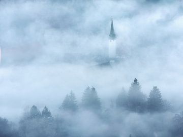 L'église de Heubach dans la brume du matin sur Max Schiefele